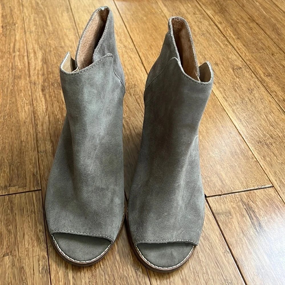 NEW LUCKY BRAND Jezzah Peep Toe Wedge Bootie Sz 8.5 - Taupe